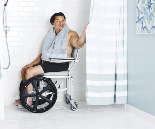 man-on-fawwsit-portable-wheelchair-in-the-shower